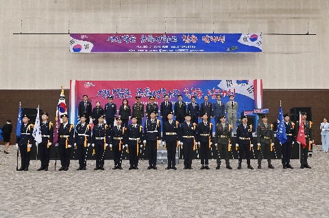 군 특성화고등학교 합동 발대식에서 경상북도교육감을 포함한 내빈들과 참석한 학교 대표 학생들의 단체 기념 촬영 사진 