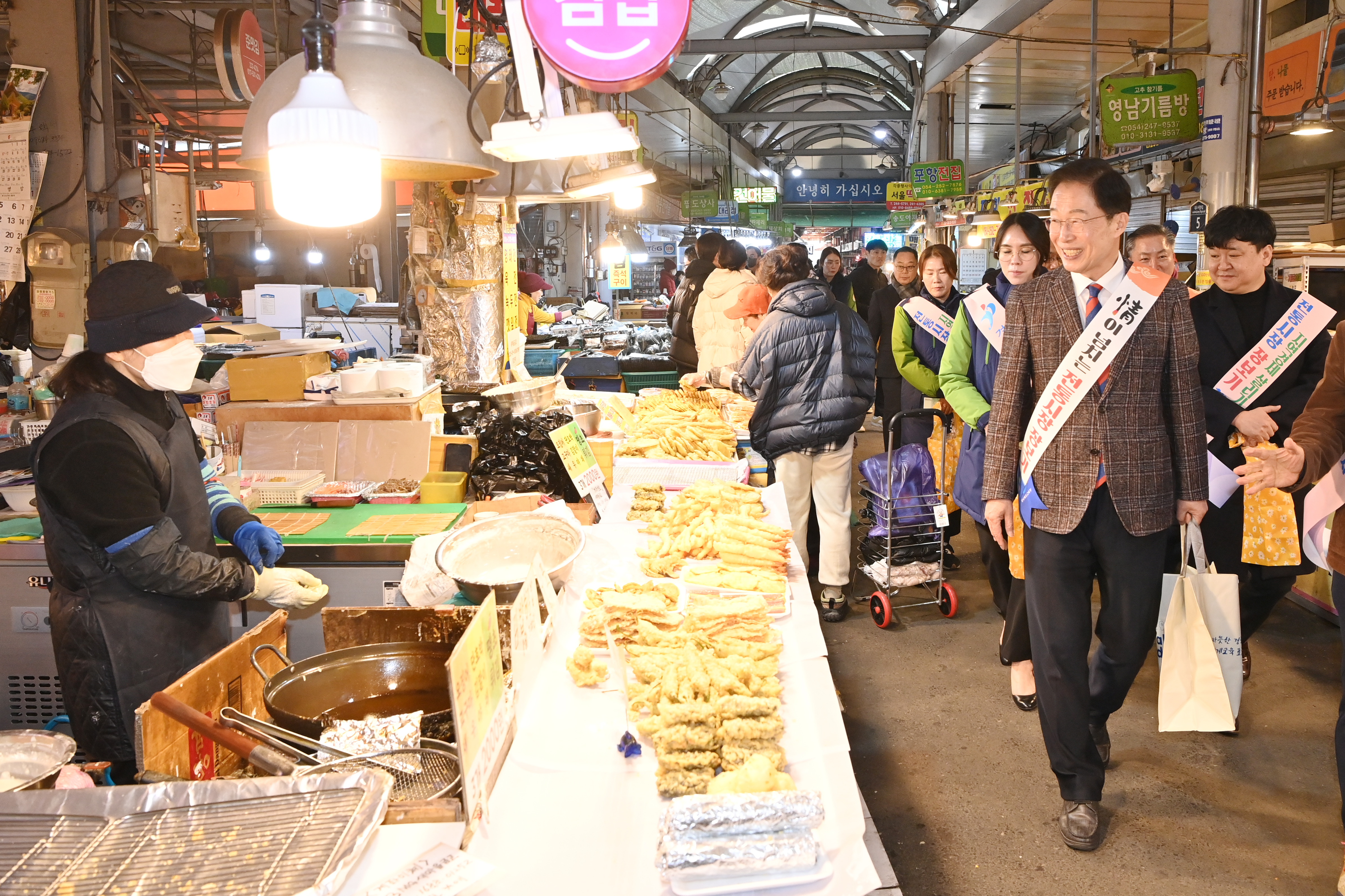 2025설맞이 전통시장 장보기 행사에서 장보기 하는 경상북도교육감을 촬영 한 사진   확대 보기