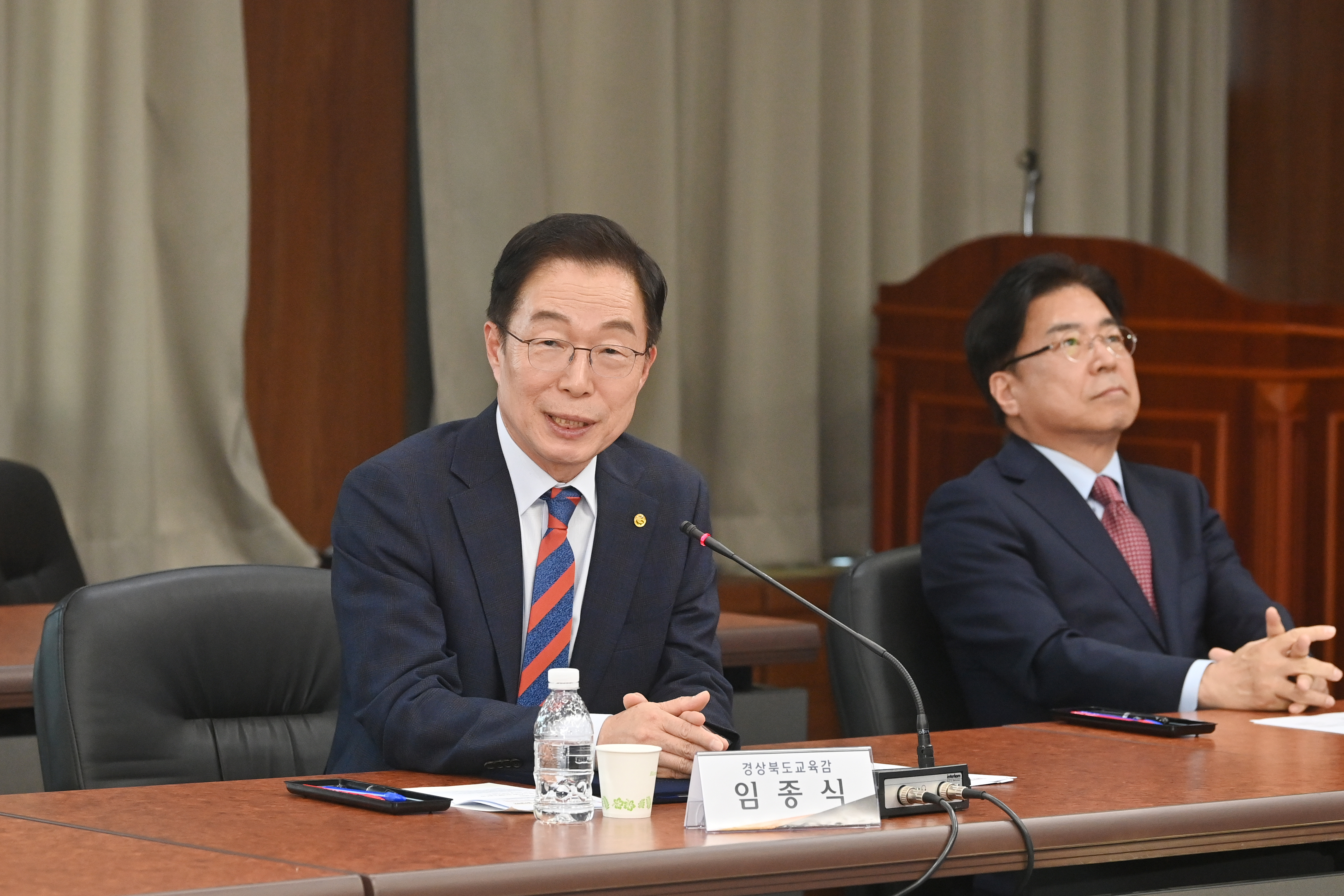 대구,경북 저출생 극복 민간 추진본부 업무협약식에서 발언하는 경상북도교육감을 촬영 한 사진  확대 보기