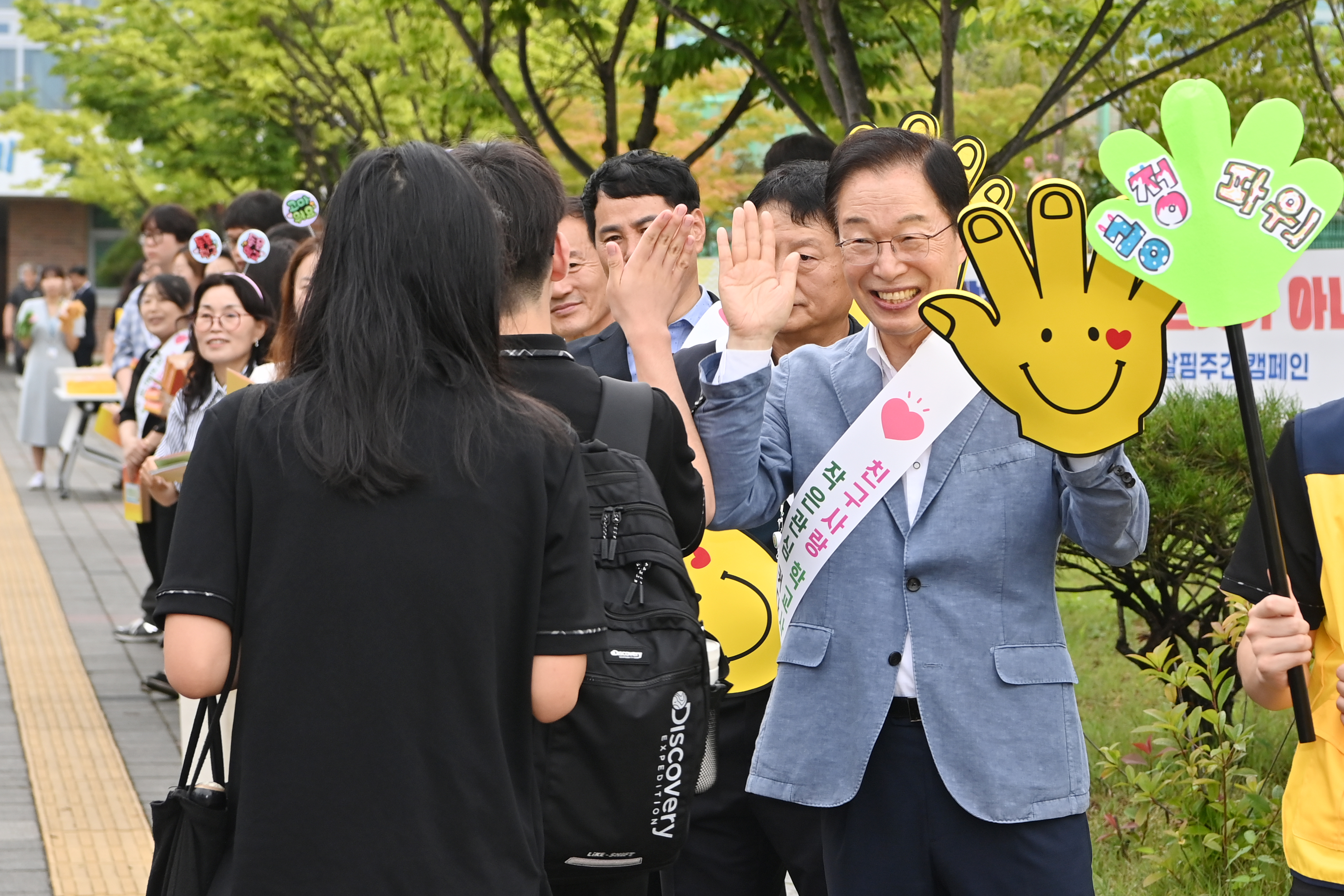 등교하는 학생들과 반갑게 인사하는 경상북도교육감을 촬영 한 사진  확대 보기