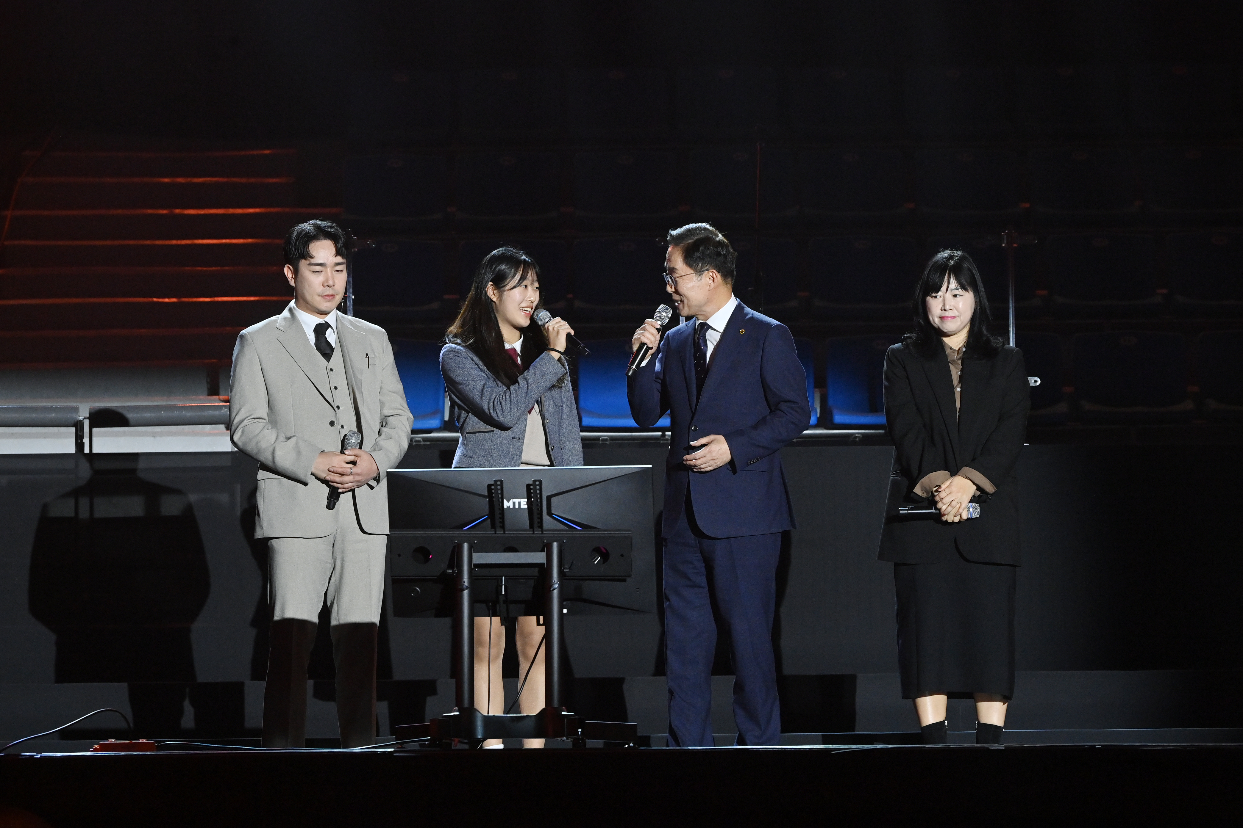 2024경북 학교예술교육 한마당 공연에 특별 출현한 경상북도교육감을 촬영 한 사진   확대 보기