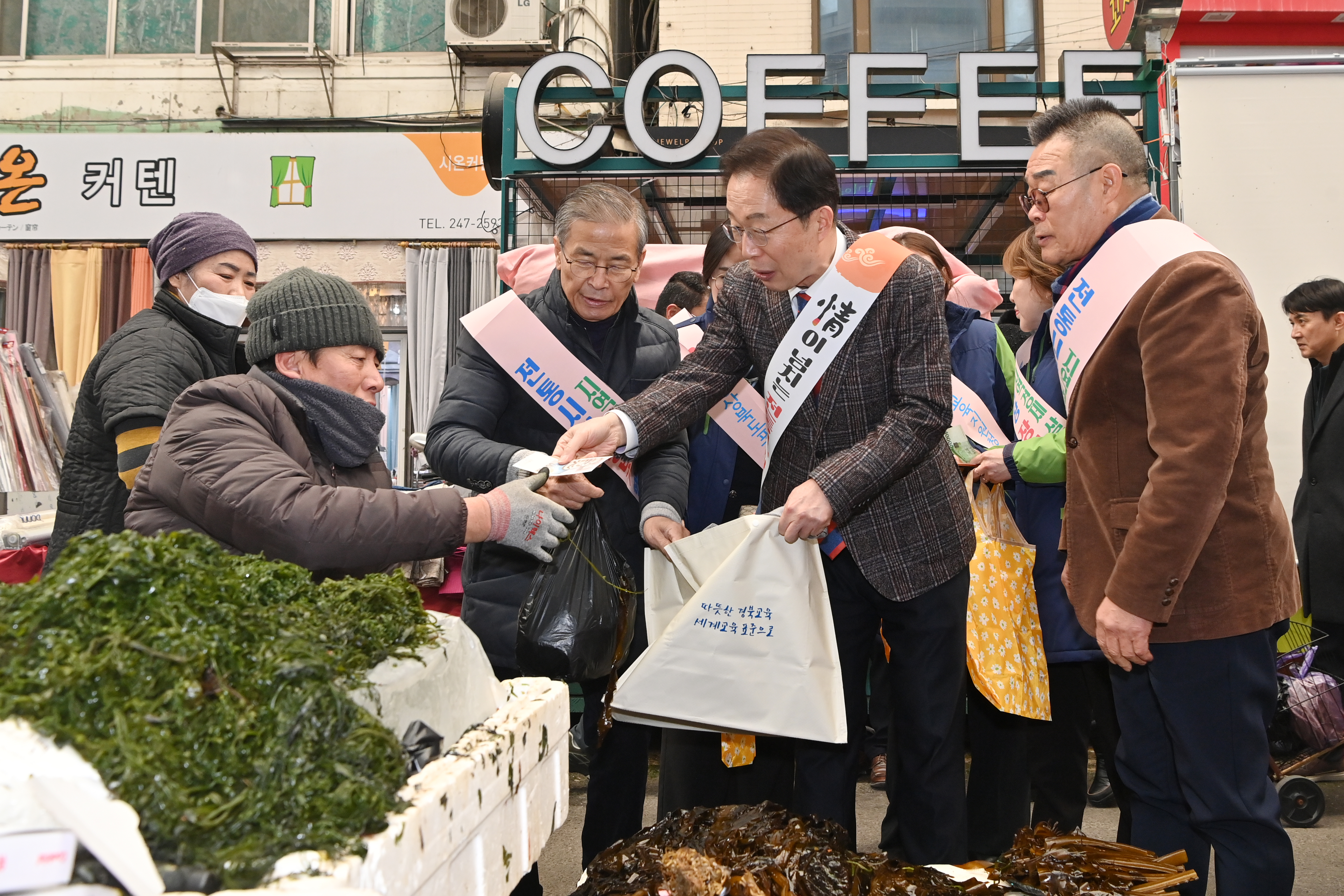 2025설맞이 전통시장 장보기 행사에서 장보기 하는 경상북도교육감을 촬영 한 사진   확대 보기