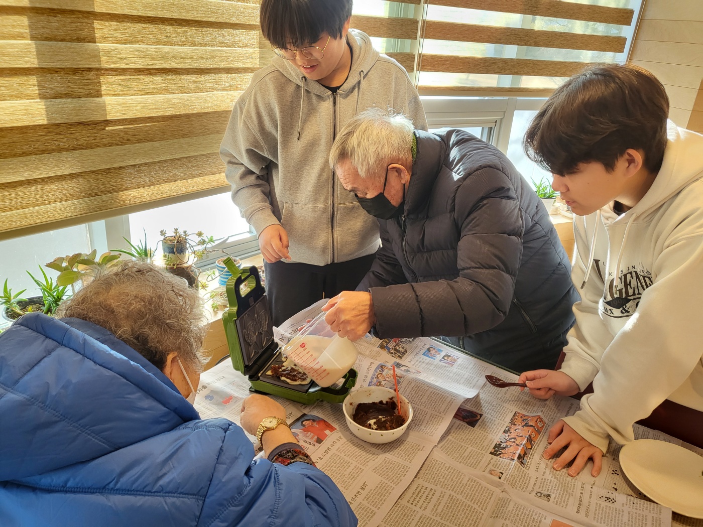 [영천중] 웃음봉사단, 양로원 방문 봉사활동 실시 사진(1).jpg