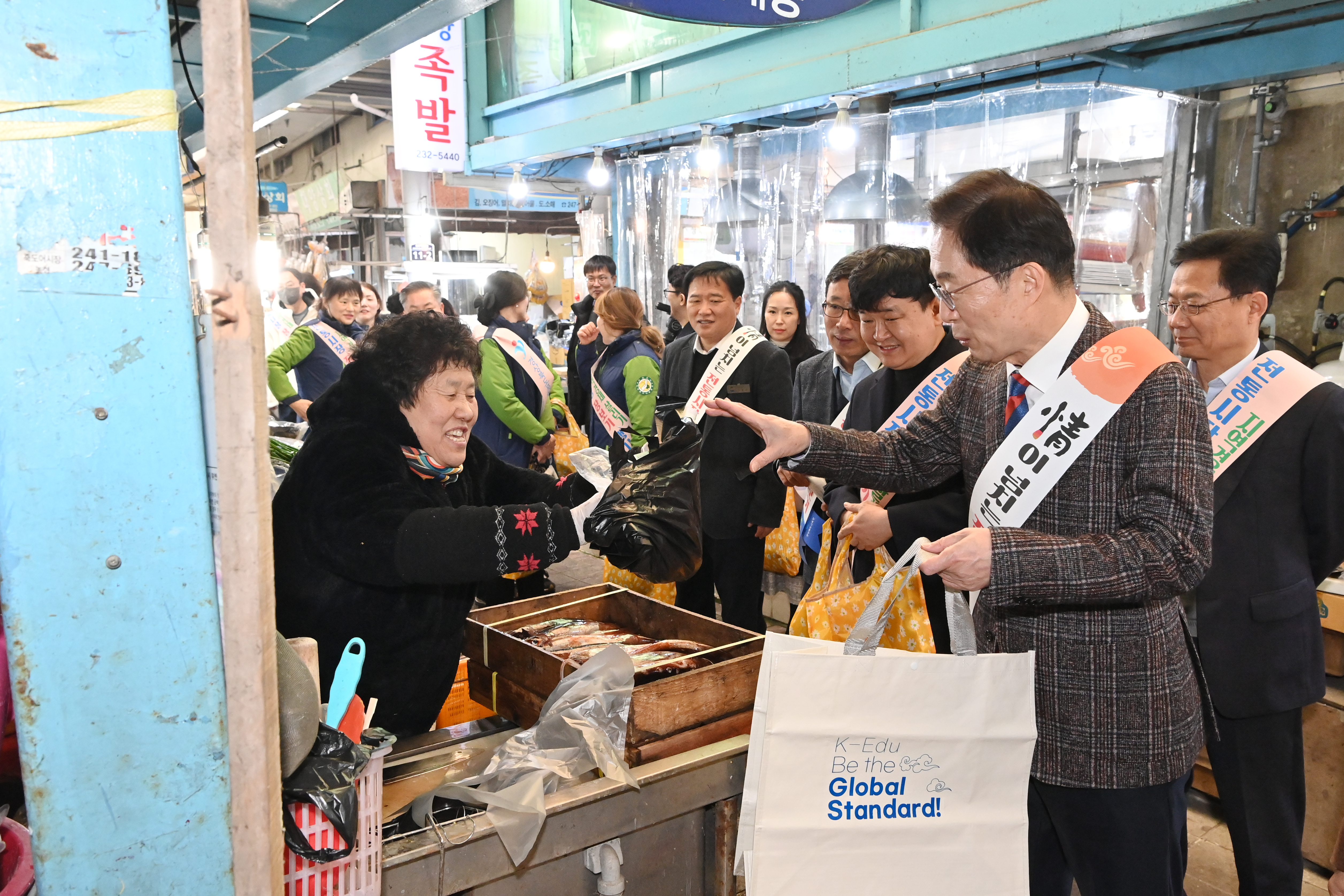 2025설맞이 전통시장 장보기 행사에서 장보기 하는 경상북도교육감을 촬영 한 사진   확대 보기