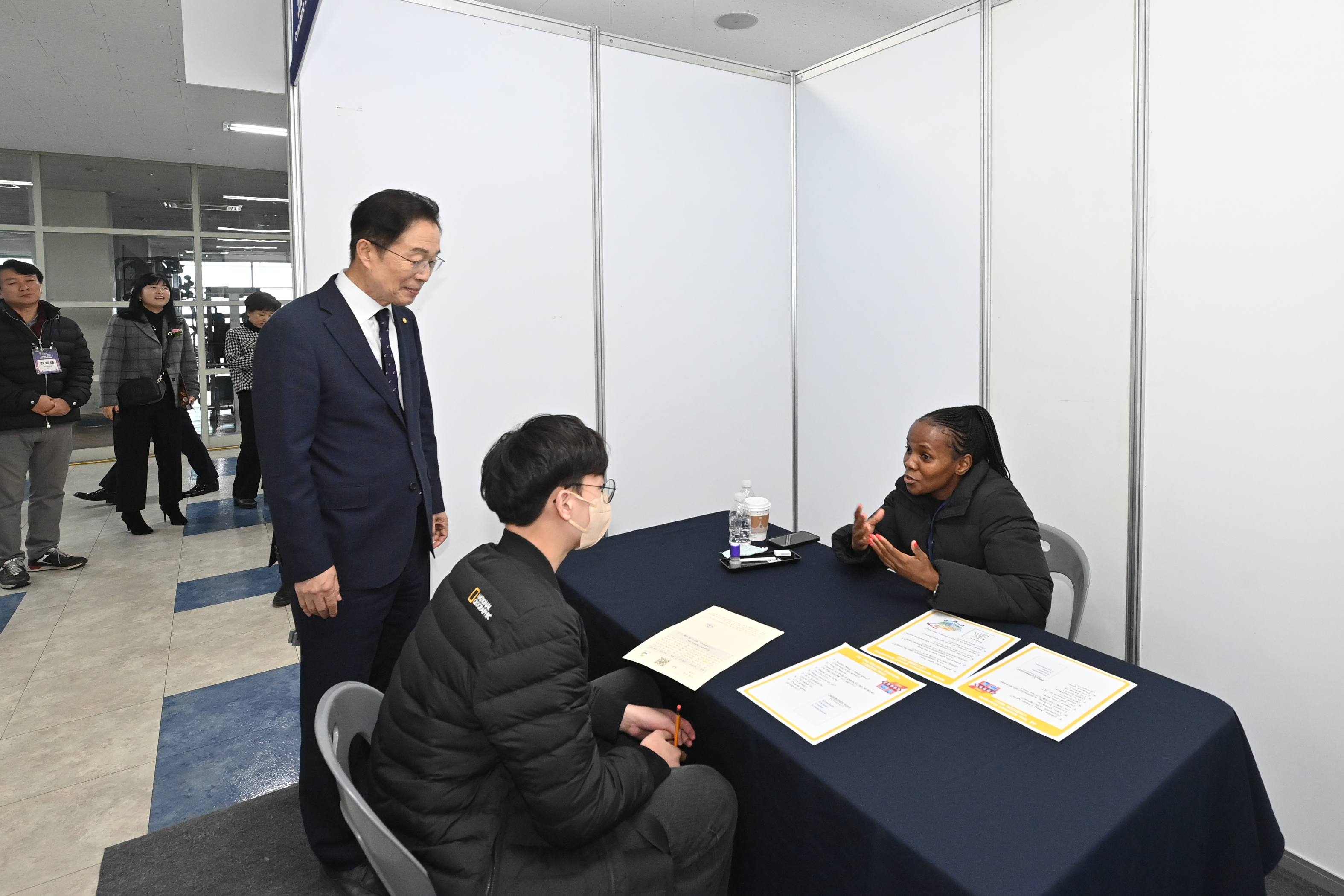 도전 영어 인증 한마당 영어 말하기 인증하는 학생을 지켜보는 경상북도교육감을 촬영 한 사진  확대 보기