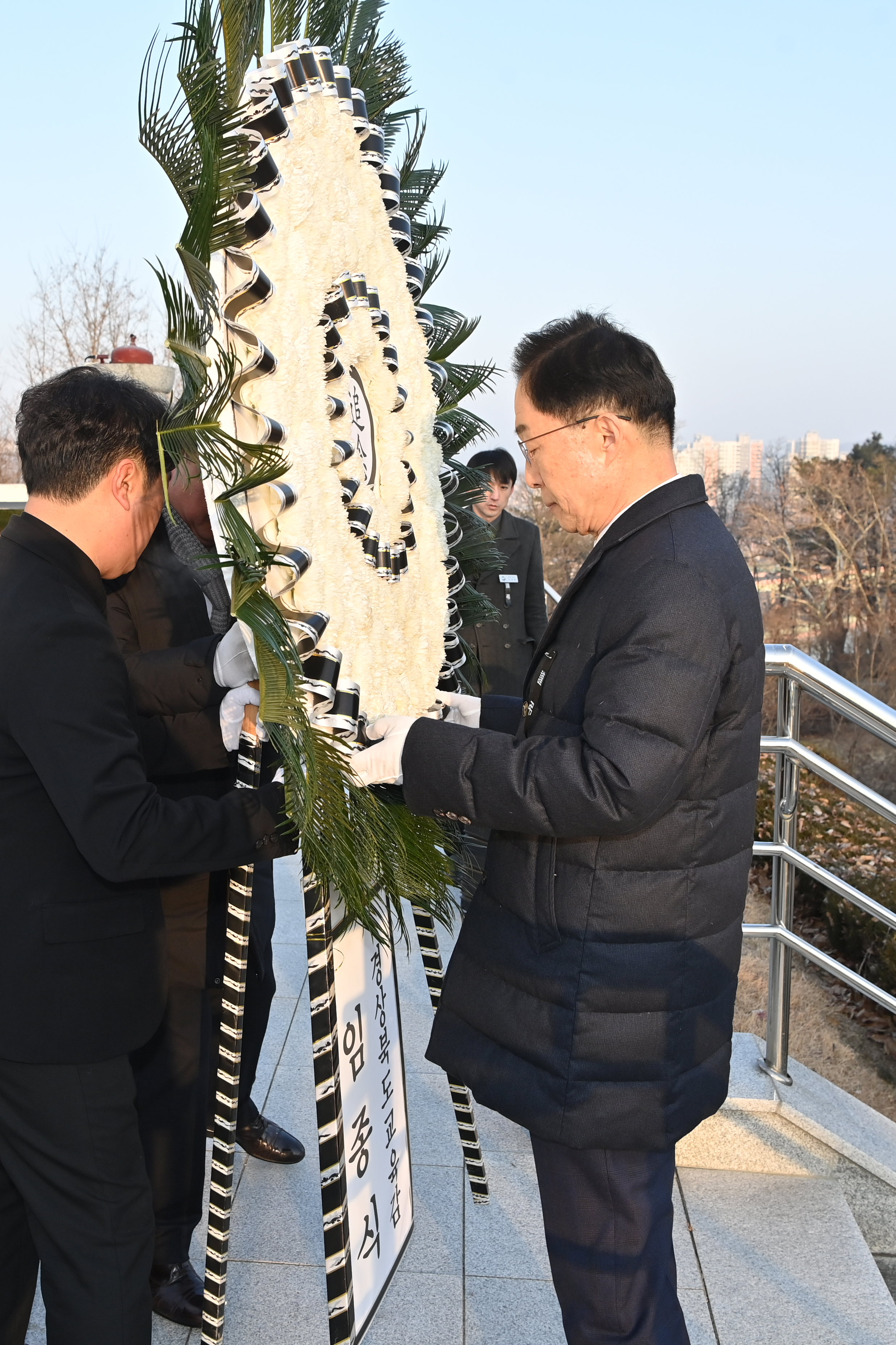 충혼탑에 헌화하는 경상북도교육감을 촬영 한 사진  확대 보기