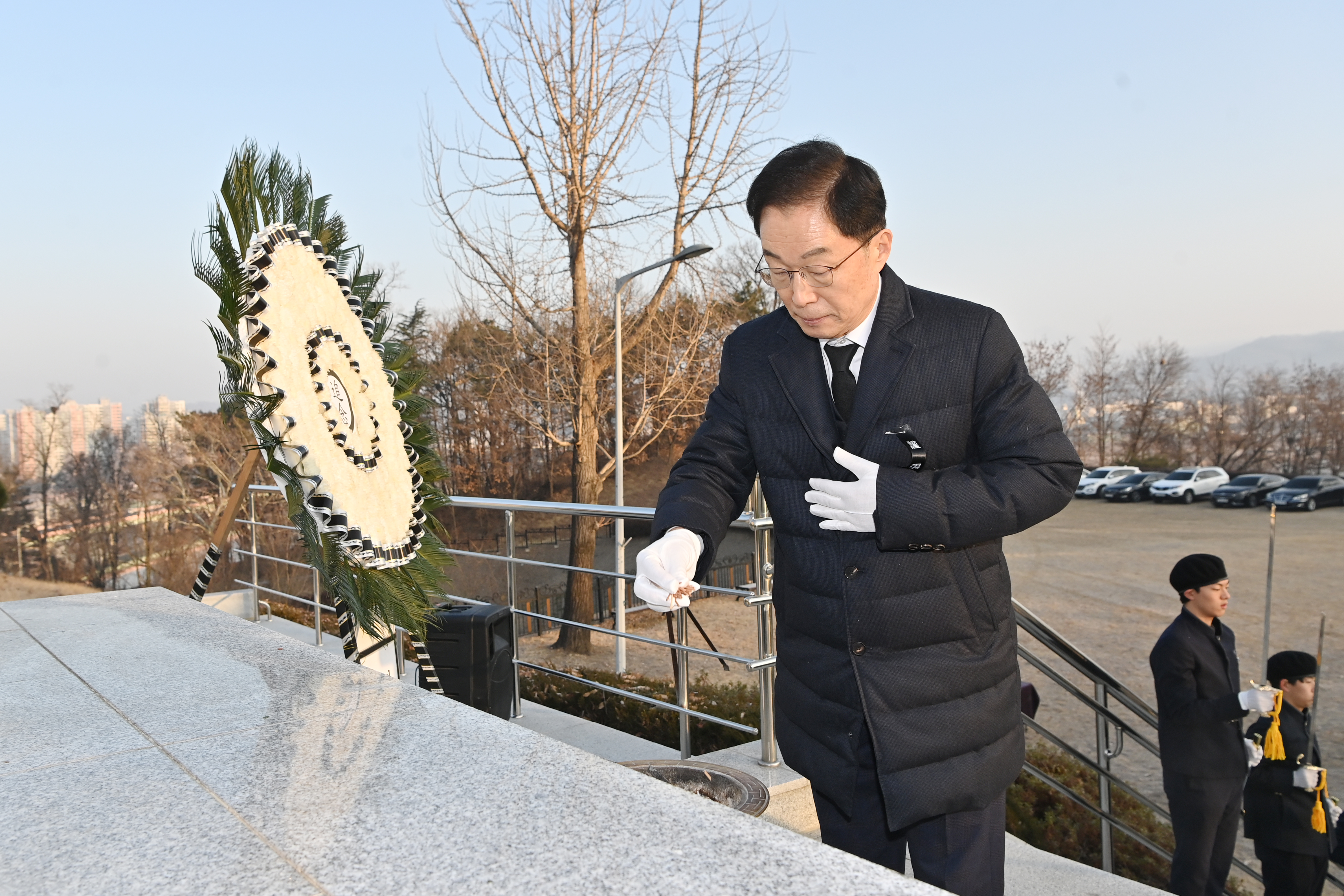 충혼탑에 분향하는 경상북도교육감을 촬영 한 사진  확대 보기