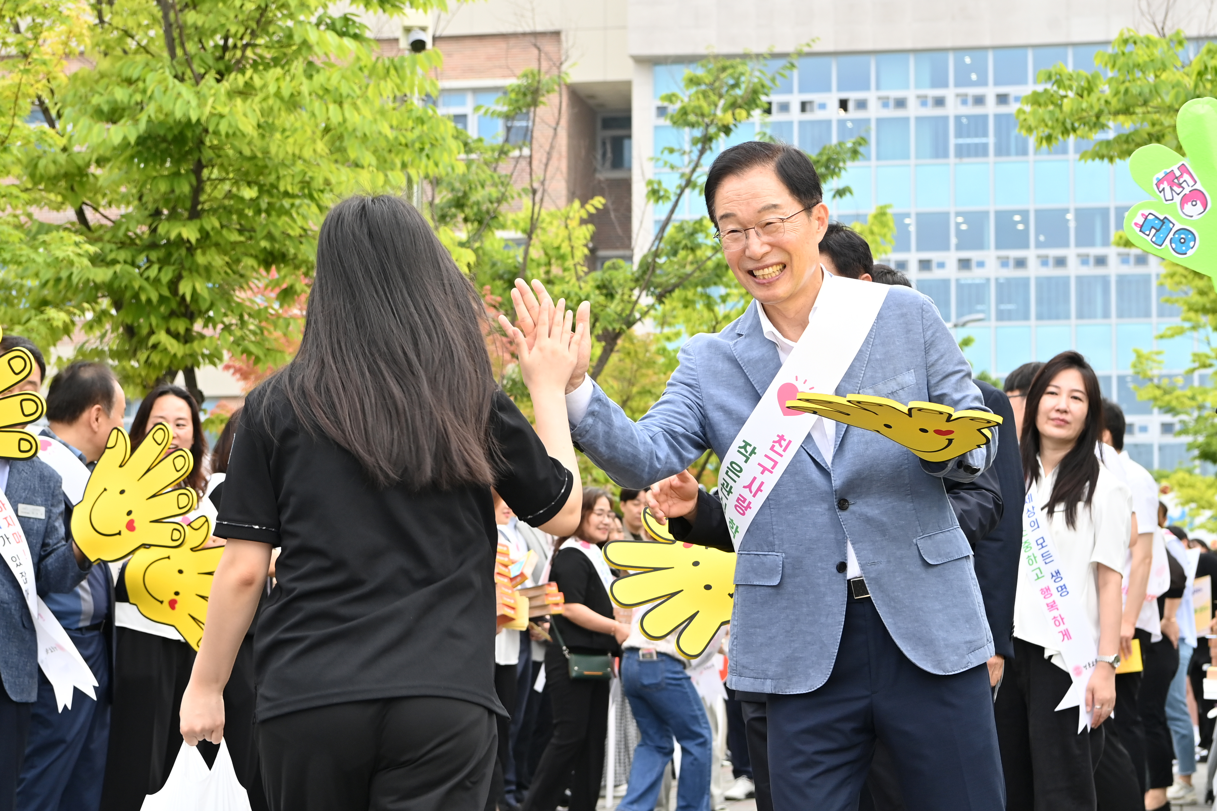 등교하는 학생들과 반갑게 인사하고 손벽을 치는  경상북도교육감을 촬영 한 사진  확대 보기