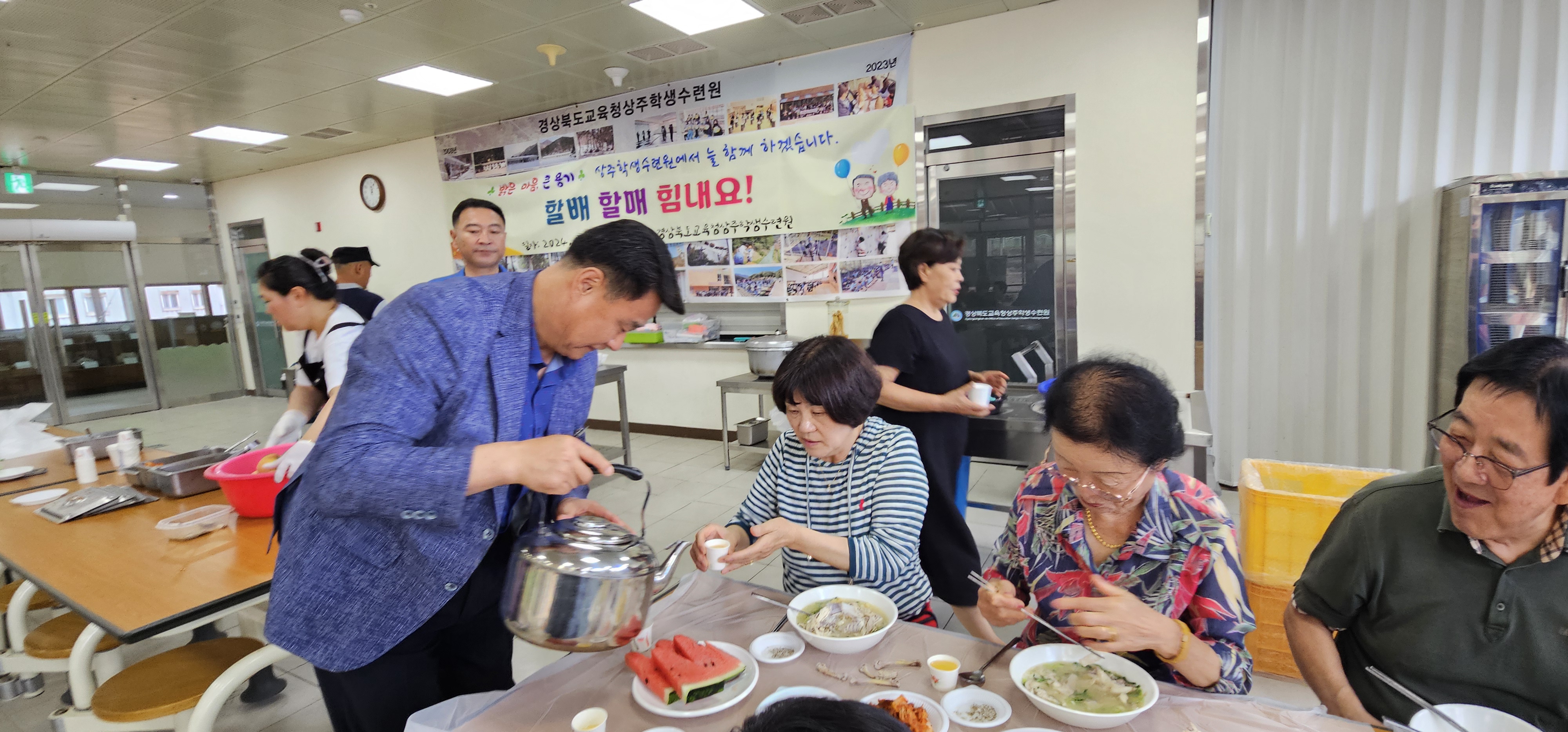 상주교육지원청-2024 하계 지역상생 프로그램-할배할매 힘내요! 삼계탕 데이 보도자료(상주학생수련원)2.jpg