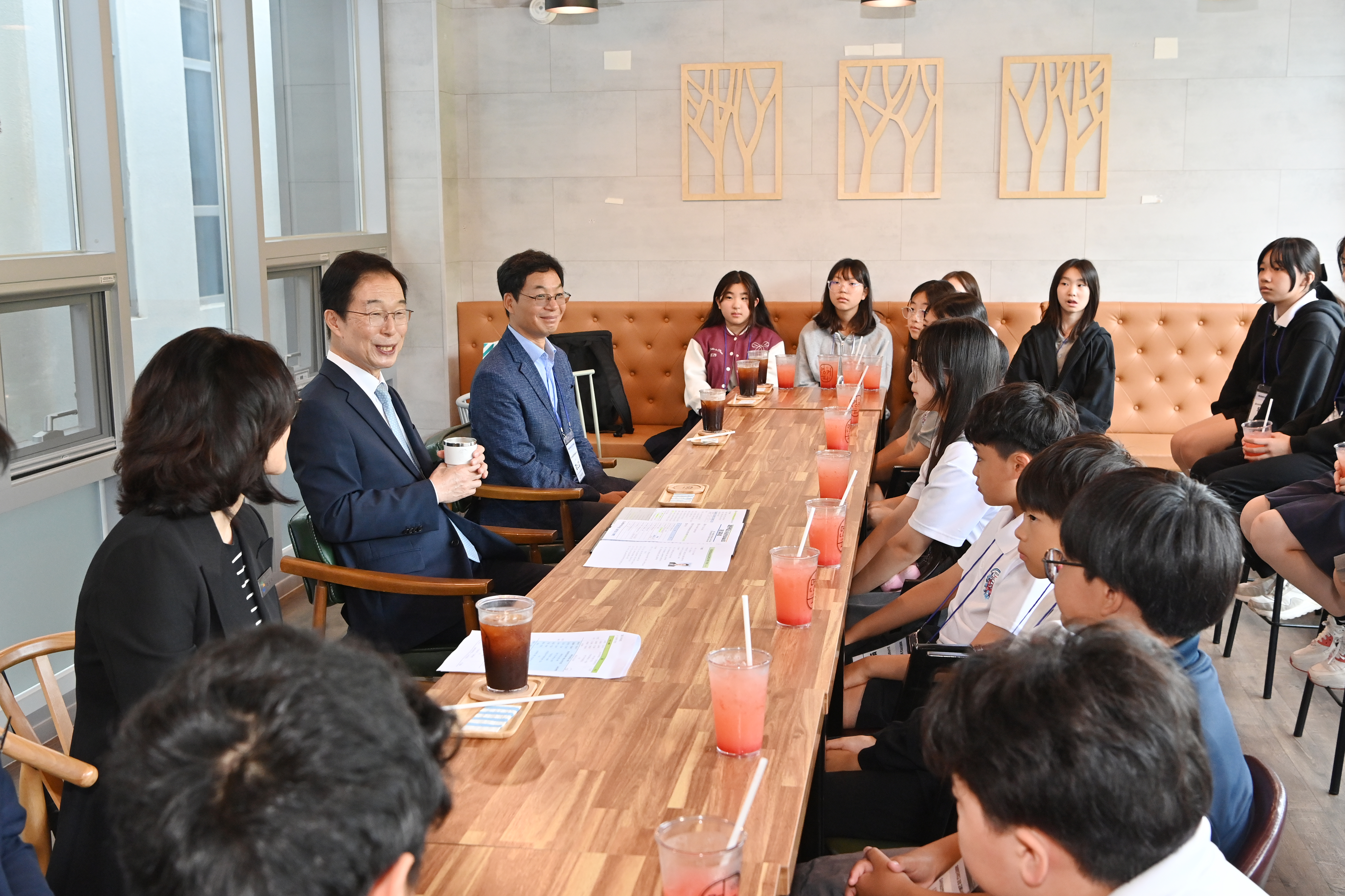 2024 재외한국학교 초청 교류사업으로 경상북도교육청을 방문한 오사카금강인터내셔널 학생들과 경상북도교육감의 차담회 모습을  촬영 사진  확대 보기