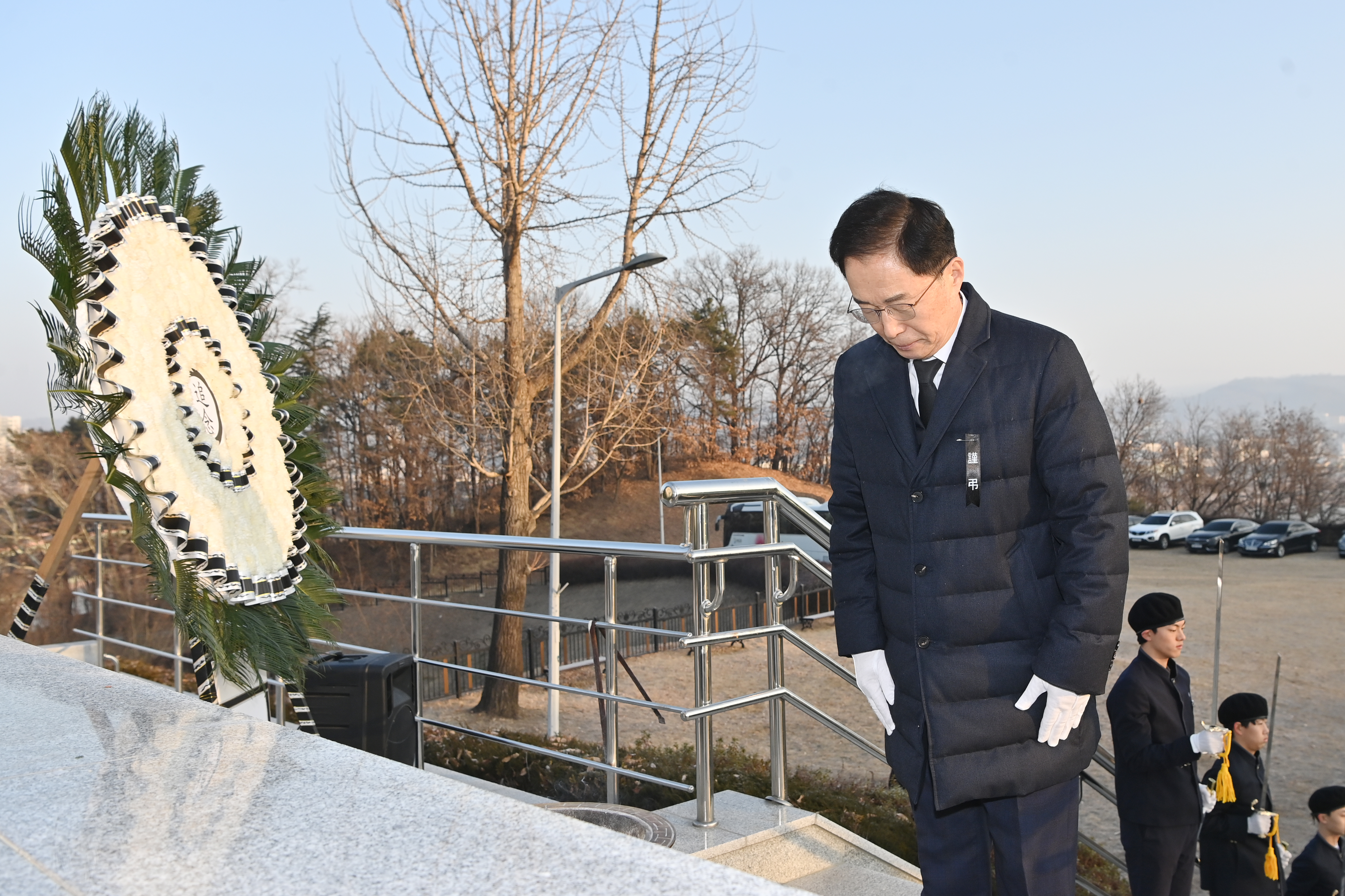 충혼탑에 참배하는 경상북도교육감을 촬영 한 사진  확대 보기